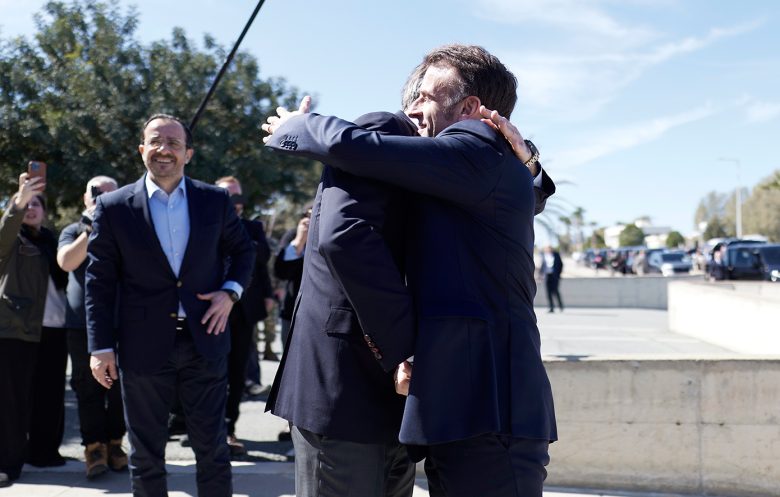 Ολοκληρώθηκε η συνάντηση Μητσοτάκη, Μακρόν και Χριστοδουλίδη στην Πάφο – «Όταν επιτίθεται κάποιος στην Κύπρο, επιτίθεται στην Ευρώπη» 7 Ολοκληρώθηκε η συνάντηση Μητσοτάκη, Μακρόν και Χριστοδουλίδη στην Πάφο – «Όταν επιτίθεται κάποιος στην Κύπρο, επιτίθεται στην Ευρώπη»