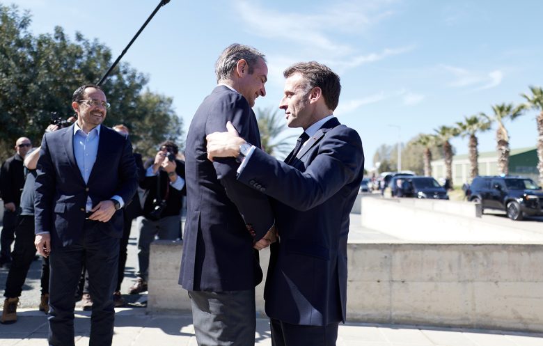 Ολοκληρώθηκε η συνάντηση Μητσοτάκη, Μακρόν και Χριστοδουλίδη στην Πάφο – «Όταν επιτίθεται κάποιος στην Κύπρο, επιτίθεται στην Ευρώπη» 3 Ολοκληρώθηκε η συνάντηση Μητσοτάκη, Μακρόν και Χριστοδουλίδη στην Πάφο – «Όταν επιτίθεται κάποιος στην Κύπρο, επιτίθεται στην Ευρώπη»