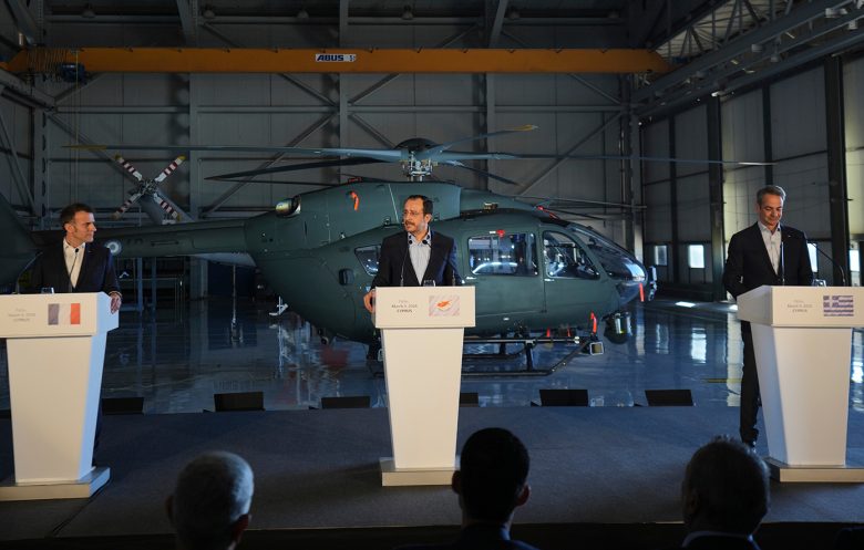 Ολοκληρώθηκε η συνάντηση Μητσοτάκη, Μακρόν και Χριστοδουλίδη στην Πάφο – «Όταν επιτίθεται κάποιος στην Κύπρο, επιτίθεται στην Ευρώπη» 23 Ολοκληρώθηκε η συνάντηση Μητσοτάκη, Μακρόν και Χριστοδουλίδη στην Πάφο – «Όταν επιτίθεται κάποιος στην Κύπρο, επιτίθεται στην Ευρώπη»