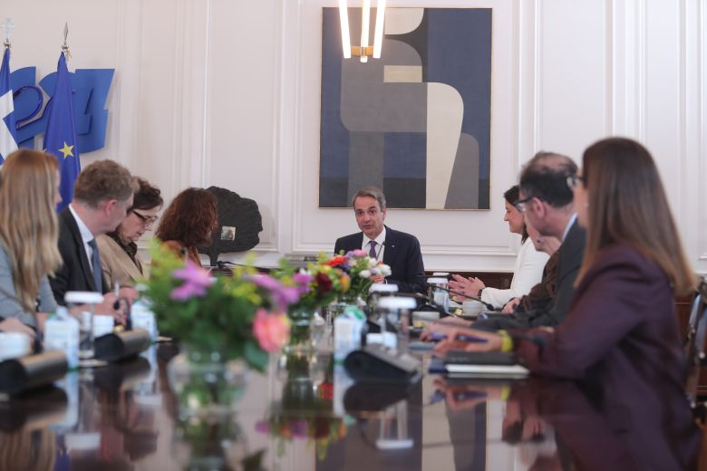 Συνάντηση του πρωθυπουργού με Ροξάνα Μινζάτου: «Η Ελλάδα πηγή έμπνευσης για την ΕΕ για τις συλλογικές συμβάσεις», είπε η αντιπρόεδρος της Κομισιόν 1 Συνάντηση του πρωθυπουργού με Ροξάνα Μινζάτου: «Η Ελλάδα πηγή έμπνευσης για την ΕΕ για τις συλλογικές συμβάσεις», είπε η αντιπρόεδρος της Κομισιόν