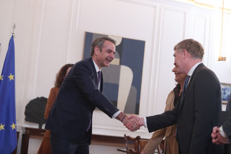 Συνάντηση του πρωθυπουργού με Ροξάνα Μινζάτου: «Η Ελλάδα πηγή έμπνευσης για την ΕΕ για τις συλλογικές συμβάσεις», είπε η αντιπρόεδρος της Κομισιόν 3 Συνάντηση του πρωθυπουργού με Ροξάνα Μινζάτου: «Η Ελλάδα πηγή έμπνευσης για την ΕΕ για τις συλλογικές συμβάσεις», είπε η αντιπρόεδρος της Κομισιόν