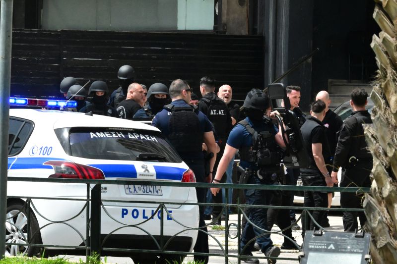 Σοκ στην Καλλιθέα: Πυροβόλησαν με ούζι γυναίκα έξω από κέντρο διασκέδασης – Συνελήφθη ένας 58χρονος μεθυσμένος