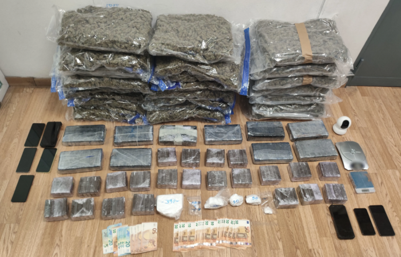 Συνελήφθησαν τρία άτομα στην Αττική για διακίνηση μεγάλων ποσοτήτων κοκαΐνης και κάνναβης