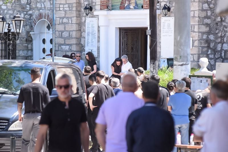 Σε κλίμα οδύνης η κηδεία της 54χρονης μητέρας και του 26χρονου γιου της που δολοφονήθηκαν στο Αίγιο – Αρνείται κάθε εμπλοκή ο 65χρονος Ιταλός