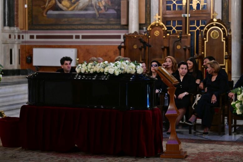 Συγκίνηση, αναμνήσεις και χειροκρότημα στην κηδεία της Μάρως Κοντού