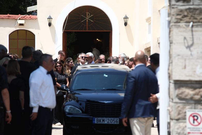 Οδύνη στην κηδεία του Λορέντζο Καριέρε – Δείτε εικόνες